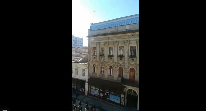 Vízzel öntötte le egy férfi a tüntető diákokat Miskolcon - videó 