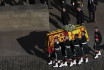 Délután érkezik II. Erzsébet királynő koporsója a londoni Westminster Hallba