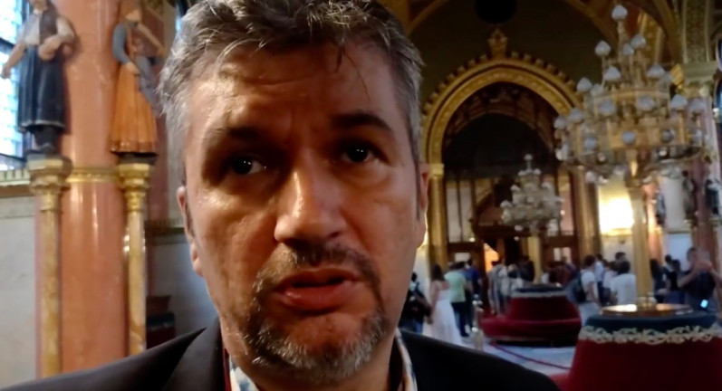 Hadházy belépőjegyet vett a munkahelyére, hogy bejusson parlamentbe