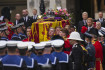 Megkezdődött II. Erzsébet temetési szertartása