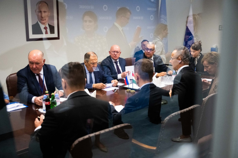 Szijjártó Péter Lavrovval tárgyalt New Yorkban, véletlenül épp egy Putyin portré alatt