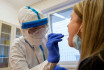 A WHO figyelmeztet: a tesztelések visszaesése miatt nehezebbé válik az új vírusváltozások kimutatása