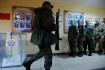 Fegyveres orosz katonák gyűjtik be a szavazatokat a megszállt területek „népszavazásain”