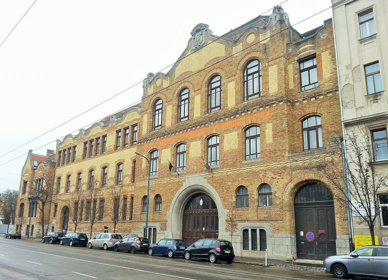 Figyelmeztettek három tanárt, diákok álltak sorfalat értük