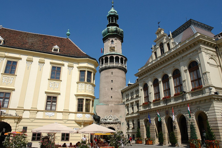 Kiszámlázta a tüntetőknek egy krétafelirat lemosását Sopron önkormányzata 