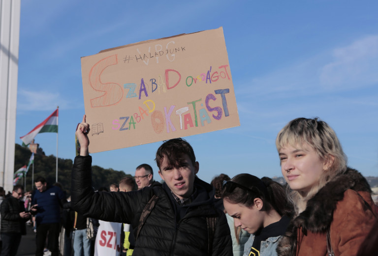 Az élőlánc után a tankerületi központhoz vonultak a tüntetők