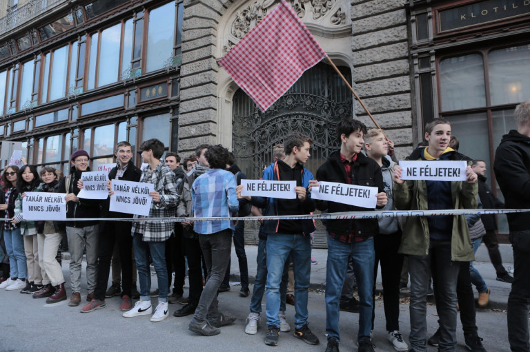 Tömegével küldik ki a figyelmeztetéseket a tankerületek