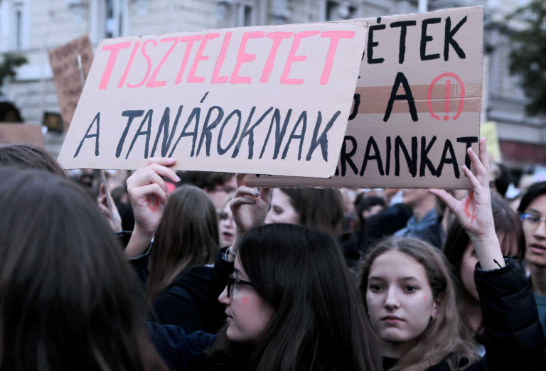 Több száz tanár tiltakozott egy budai tankerületi központnál a tanárok megfélemlítése ellen