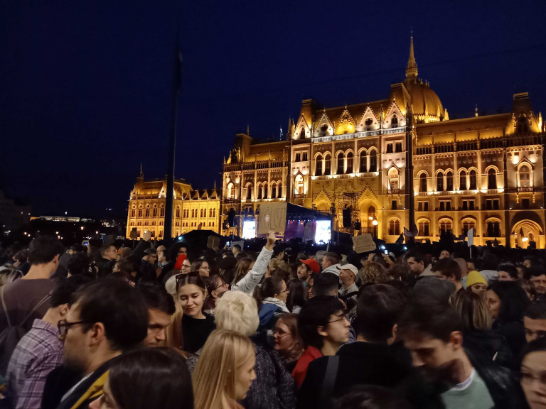 Megtelt a Kossuth tér is, a Parlament előtt folytatódik a tanárokért a tüntetés