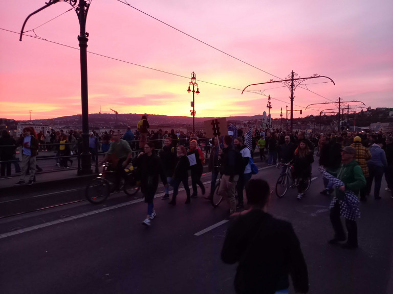 Így vonultak le a hídfoglalás után az oktatásért tüntetők a Margit hídról