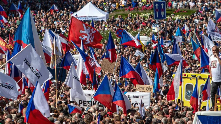 A kormány ellen tüntettek Prágában