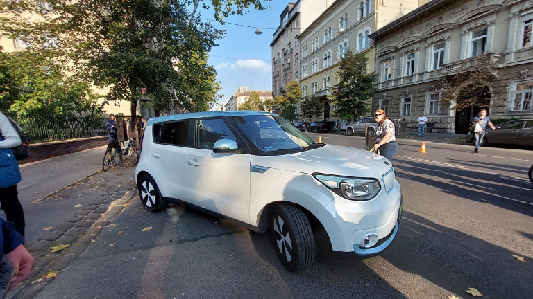 Beteg a tankerület-vezető, de kirúgni azért tud