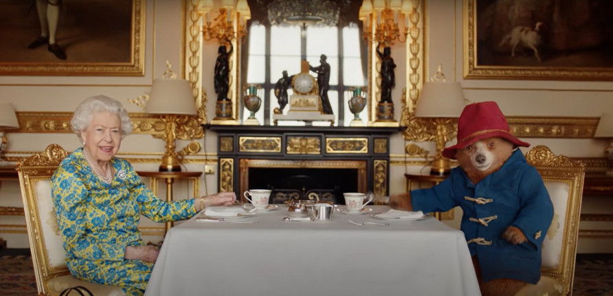 Kiderült, mi lesz a Buckingham-palota előtt hagyott plüssmacikkal