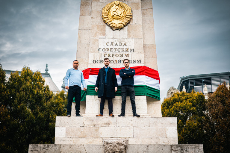 Szovjet emlékművet takart le a Momentum