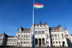 Felvonták a nemzeti lobogót a Kossuth téren