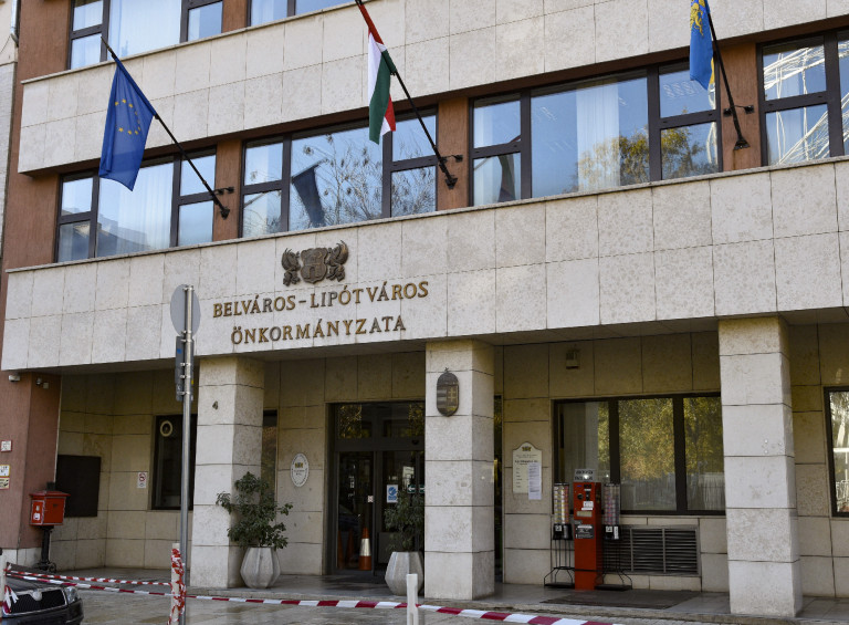 Nyomoz a rendőrség a belvárosi üzleteket kedvezménnyel begyűjtő vállalkozó testvérének ingatlanszerzése miatt