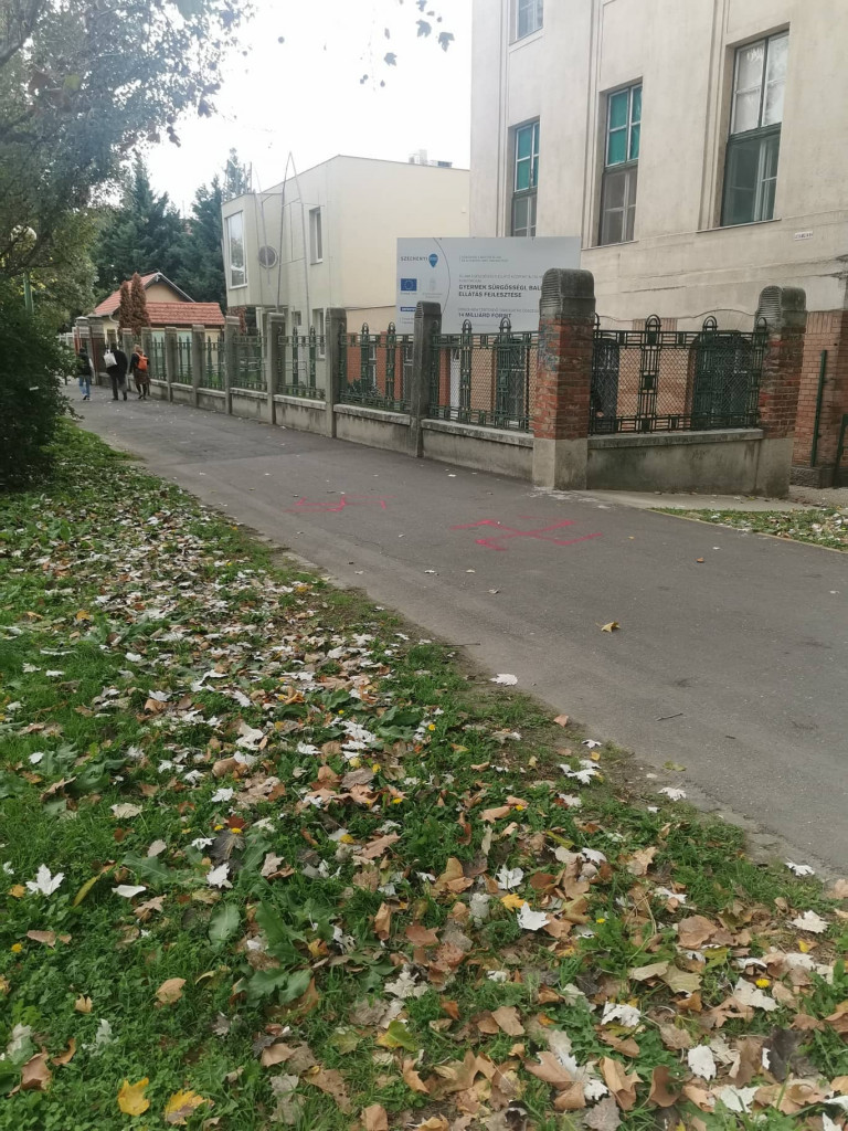 Rózsaszín horogkereszteket festettek a szegedi gyermekklinika elé