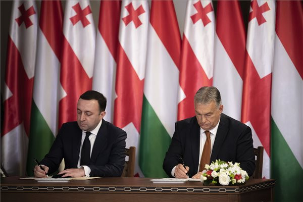 Orbán jövő héten Grúziába látogat, és az egész kormányt magával viszi