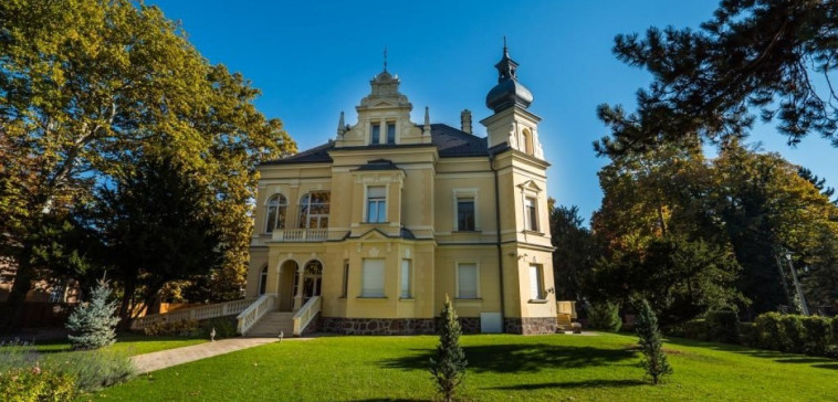 Egykor Horthy főhadiszállása volt a siófoki villa, amiről most a rezsiárak miatt mondana le a bérlő