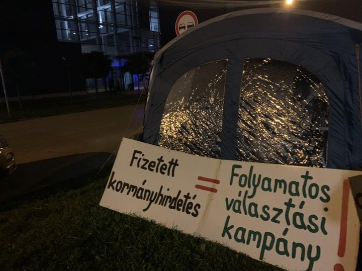 Hadházy sátrából nyújtotta be a törvényjavaslatát