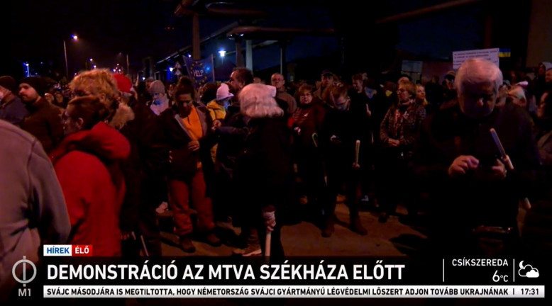 A közmédia beszámolt az ellene zajló tüntetésről és a tanárok-diákok 9 pontjáról is