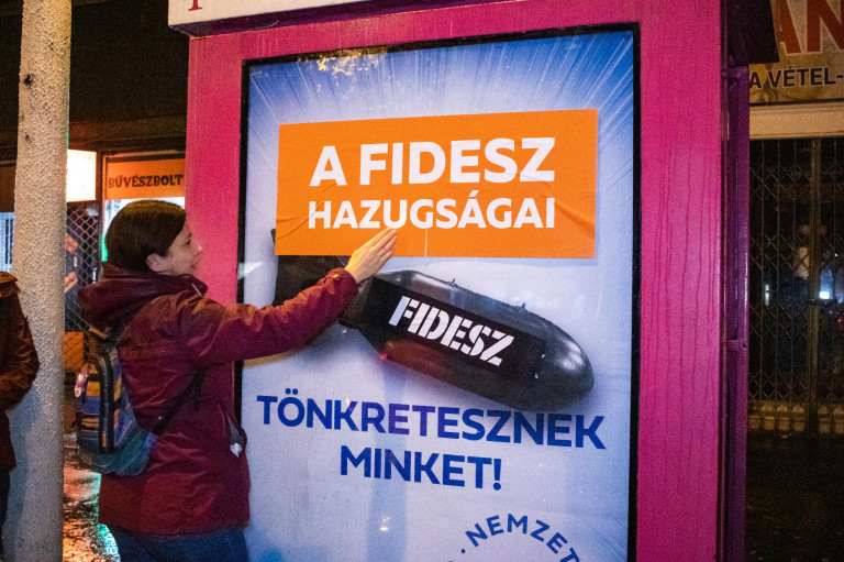 Felülírja a Momentum a kormány bombás plakátjait