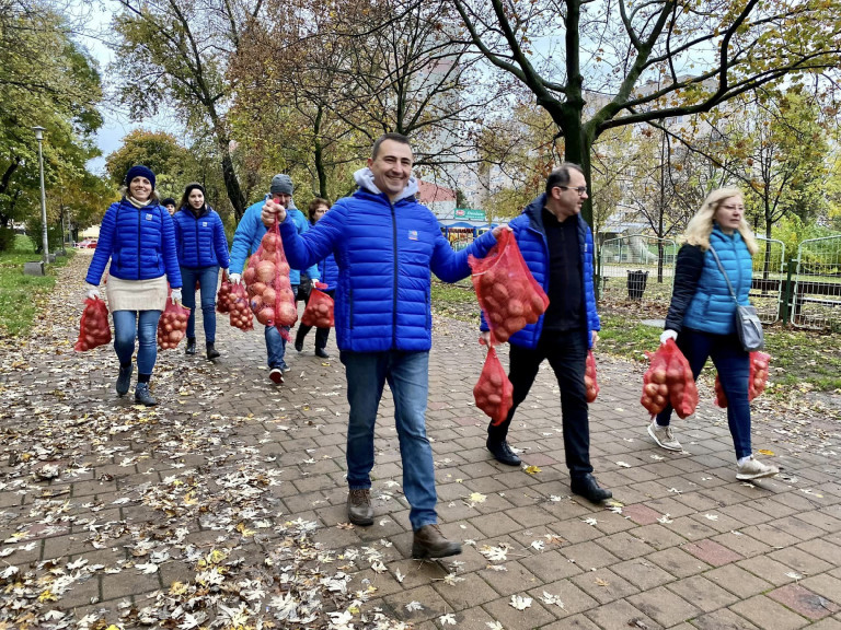 Krumplit, hagymát osztott a csepeli önkormányzat