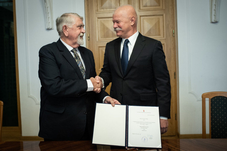 Kásler Miklóst ültetik a Magyarságkutató Intézet igazgatói székébe