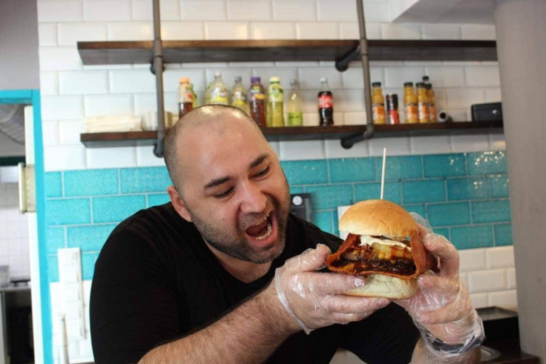 Videóban köszönt el a szegedi Zuraburger tulajdonosa