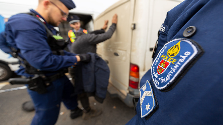 Rendőrökre lőttek a menekülő embercsempészek Budapest határában