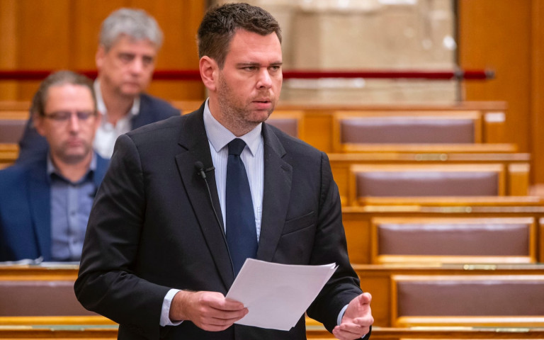 Vitézy Dávid nekiment Lázárnak, amiért túlzsúfolt vonalról vittek vonatot Szabadkára