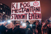 Több ezer diák tüntetett a Clark Ádám téren 