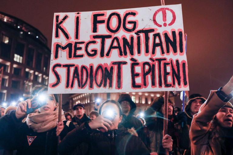 Több ezer diák tüntetett a Clark Ádám téren 