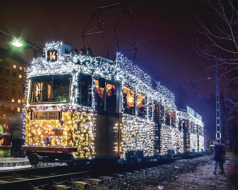Elindultak az adventi fényvillamosok Budapesten