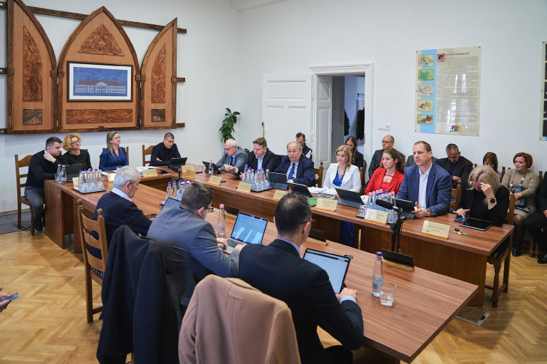 Képviselők pénzespostás-szerepben: munka vagy kampány?