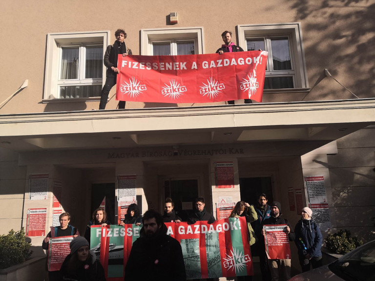 Felmásztak a végrehajtói kar épületére a Szikra Mozgalom tagjai