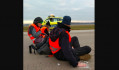 Klímaaktivisták repülőterek futópályájához ragasztották magukat Németországban