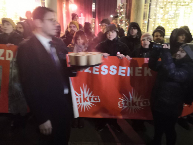 Elállta a Felix étterem bejáratát a Szikra Mozgalom