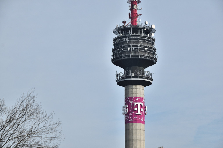A Telekom reklámjában azért cserélték buszsofőrre a tanárt, mert nem akartak belemenni a politikába