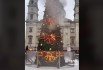 Lángra kapott a Bazilika előtt felállított karácsonyfa
