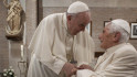 Ferenc pápa azt kéri, imádkozzanak nagyon beteg elődjéért