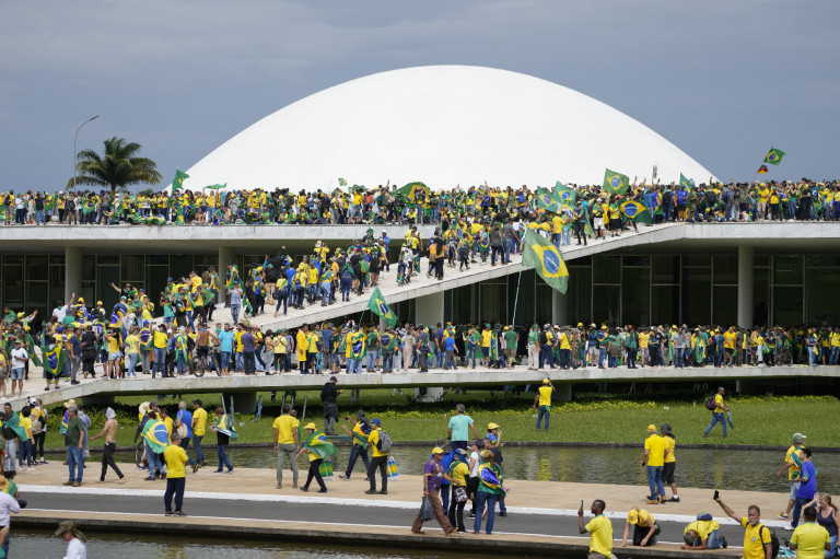 Letartóztatták Bolsonaro 1200 hívét, Lula elnök visszatért hivatalába