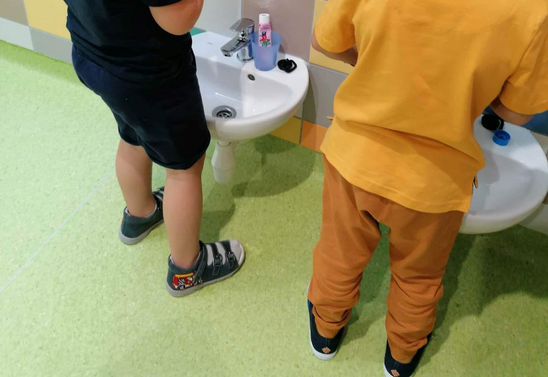 Térdig ér az új mosdó az óvodásoknak Iregszemcsén
