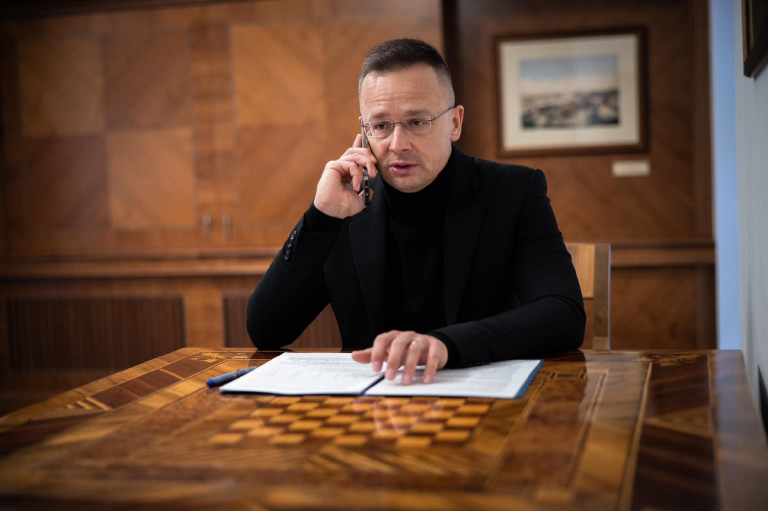 Szijjártó Péter: Magyarország nemet mond arra, hogy az EU katonai tanácsadókat küldjön Ukrajnába
