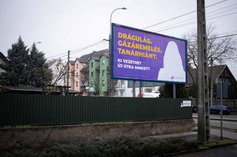 Plakátokon mutatja be új arcát a Momentum, de a nevét nem árulja el