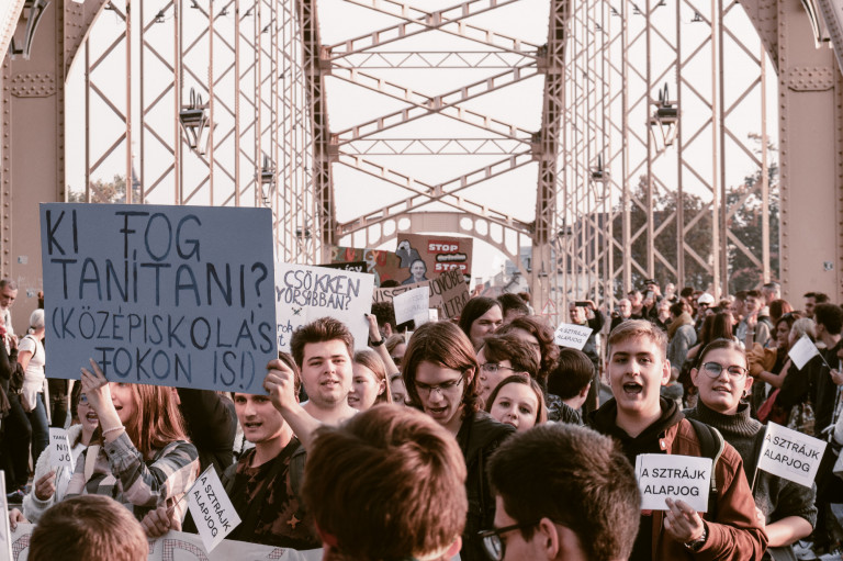 A diákok támogatják tanáraik tiltakozását, de helyettük nem tudnak kiállni a változásért