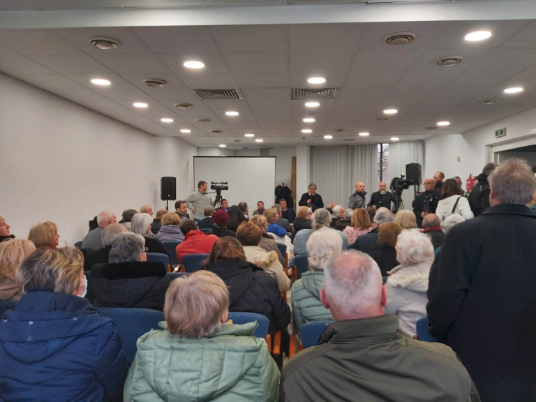 Helyi népszavazásokat kér az akkugyárakról az MSZP