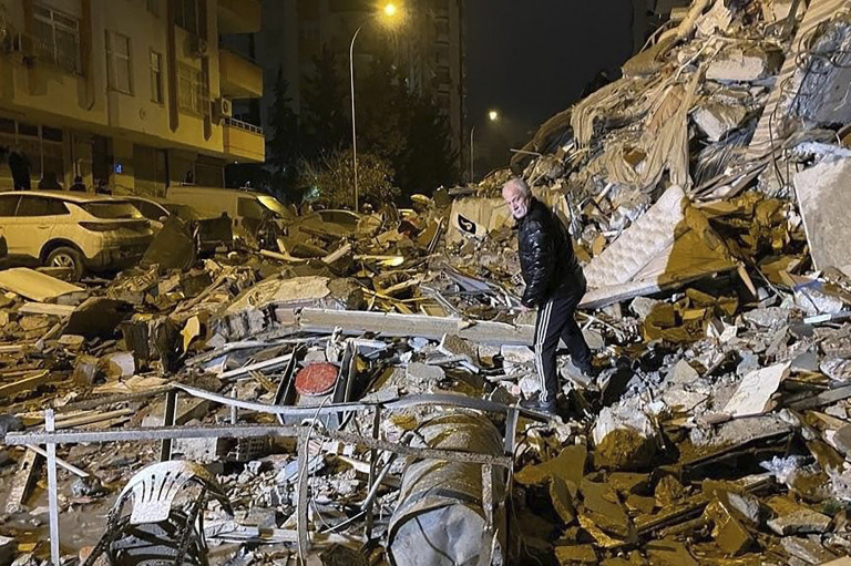 Erős földrengések rázták meg Törökországot és Szíriát, több százan meghaltak 