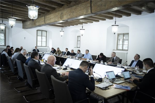 40 milliárdot csoportosított át a kormány az éjszaka