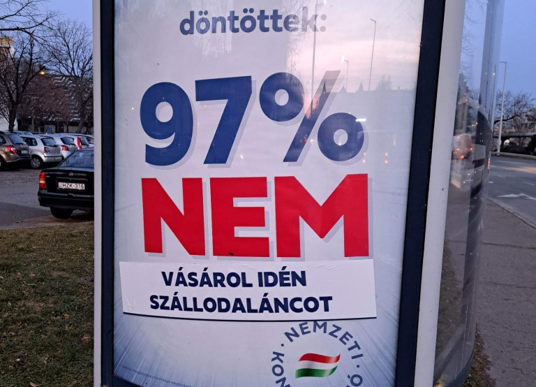 „97% nem vásárol idén szállodaláncot” – átírták a kormányplakátokat